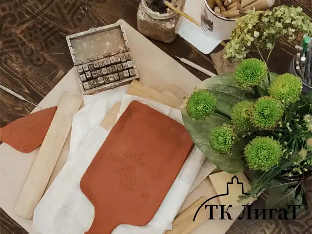 Глина для лепки красная ОСТРОВ СОКРОВИЩ, 1 кг, готовая, размачиваемая, 664681