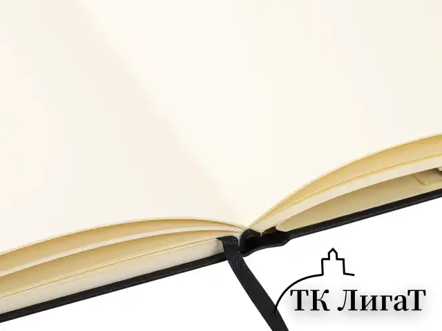 Скетчбук, слоновая кость 140 г/м2, 200х200 мм, 80 л., КОЖЗАМ, застежка, BRAUBERG ART CLASSIC, черный, 116462